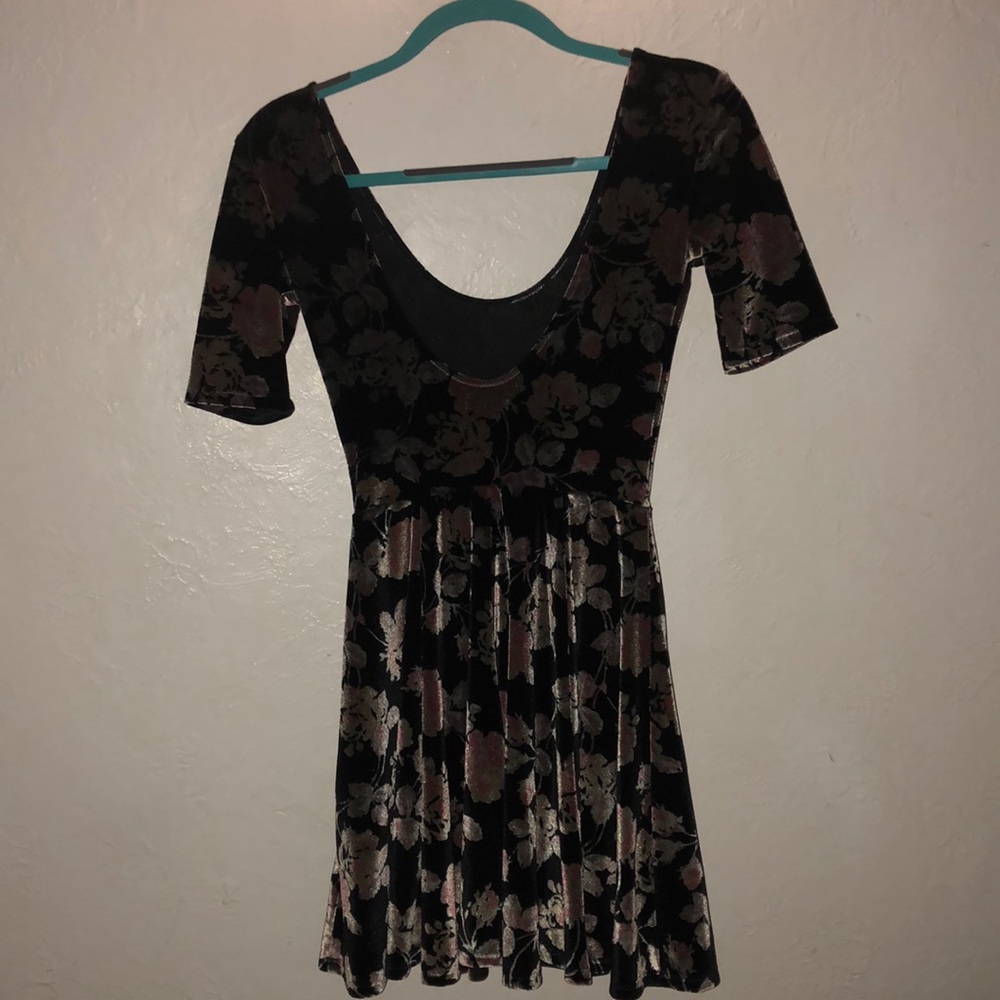 Kimchi Blue Scoop neck velvet floral dress - Picture 3 of 4